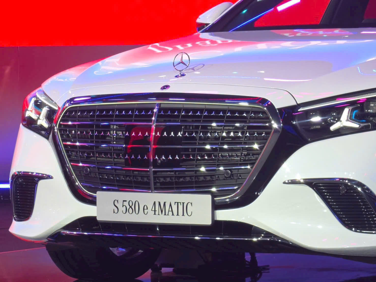 Lưới tản nhiệt họa tiết ngôi sao ba cánh và đèn pha của Mercedes-Benz S 580 e 4MATIC