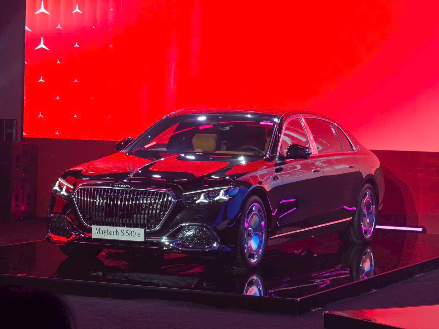Mercedes-Maybach S 580 e màu đen tại The Icons, Electrified