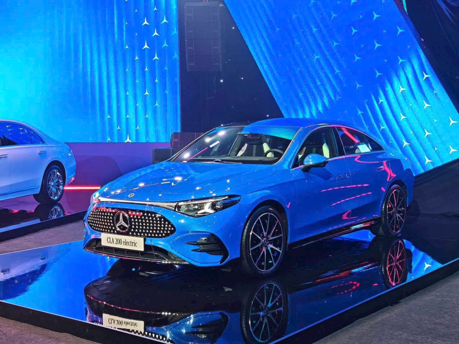 Mercedes-Benz CLA 200 electric màu xanh tại The Icons, Electrified