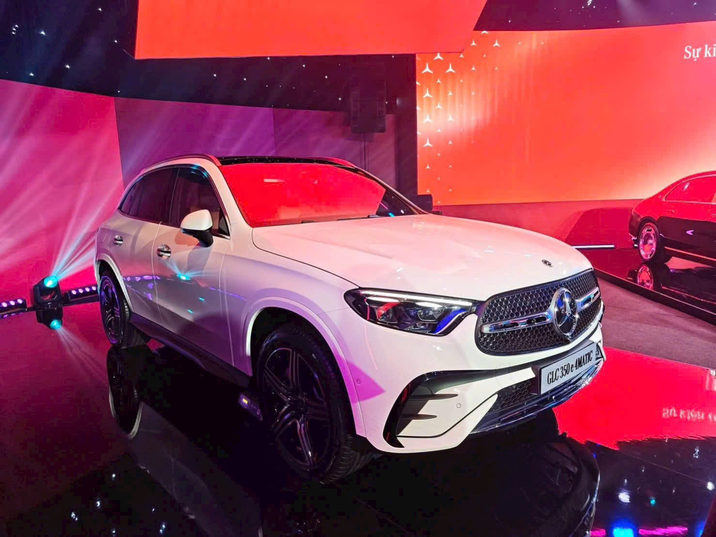 Mercedes-Benz GLC 350 e 4MATIC màu trắng tại The Icons, Electrified