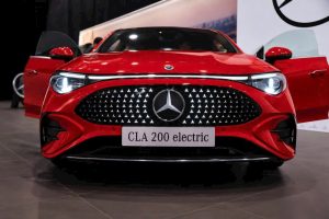 Mercedes CLA 200 electric đầu xe với ca-lăng ngôi sao phát sáng