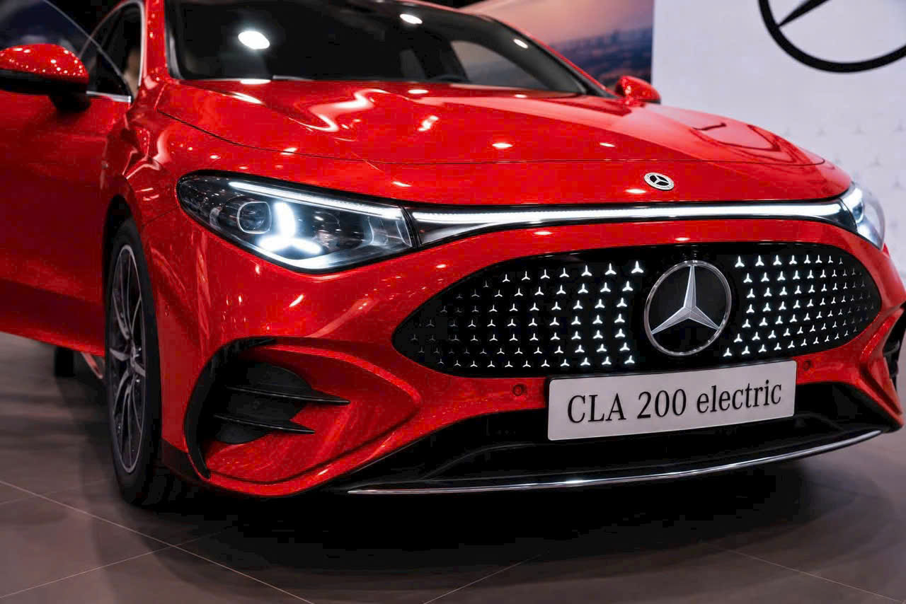 Đèn pha Multibeam LED và dải đèn ngang trên Mercedes CLA 200 electric