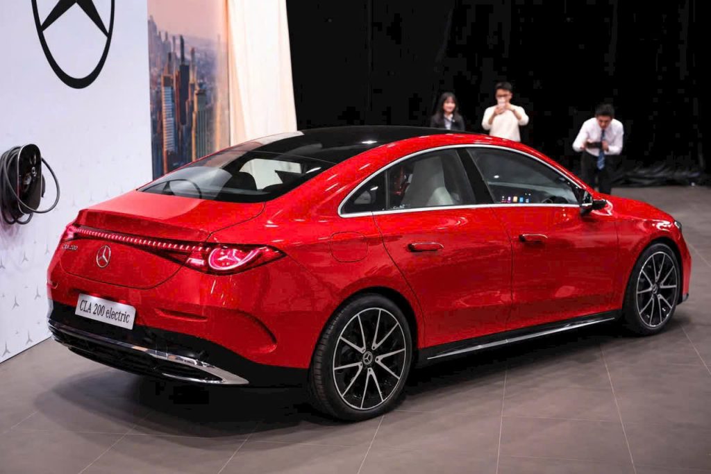 Mercedes CLA 200 electric góc 3/4 phía sau bên cạnh trụ sạc