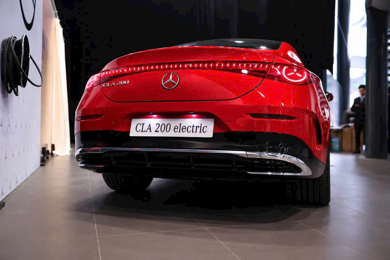 Đuôi xe Mercedes CLA 200 electric với dải đèn hậu ngôi sao