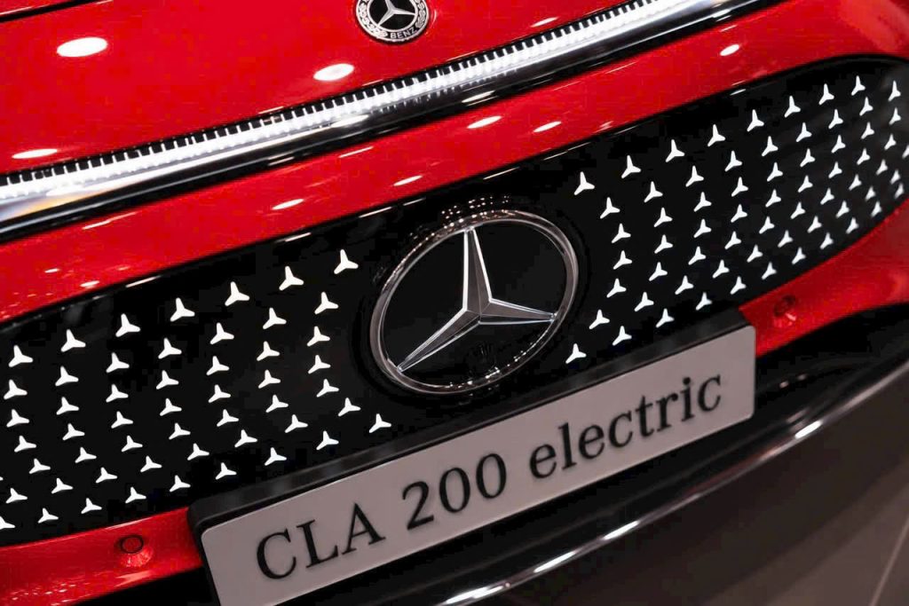 Cận cảnh ca-lăng ngôi sao chiếu sáng Mercedes CLA 200 electric
