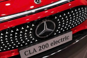 Cận cảnh ca-lăng ngôi sao chiếu sáng Mercedes CLA 200 electric