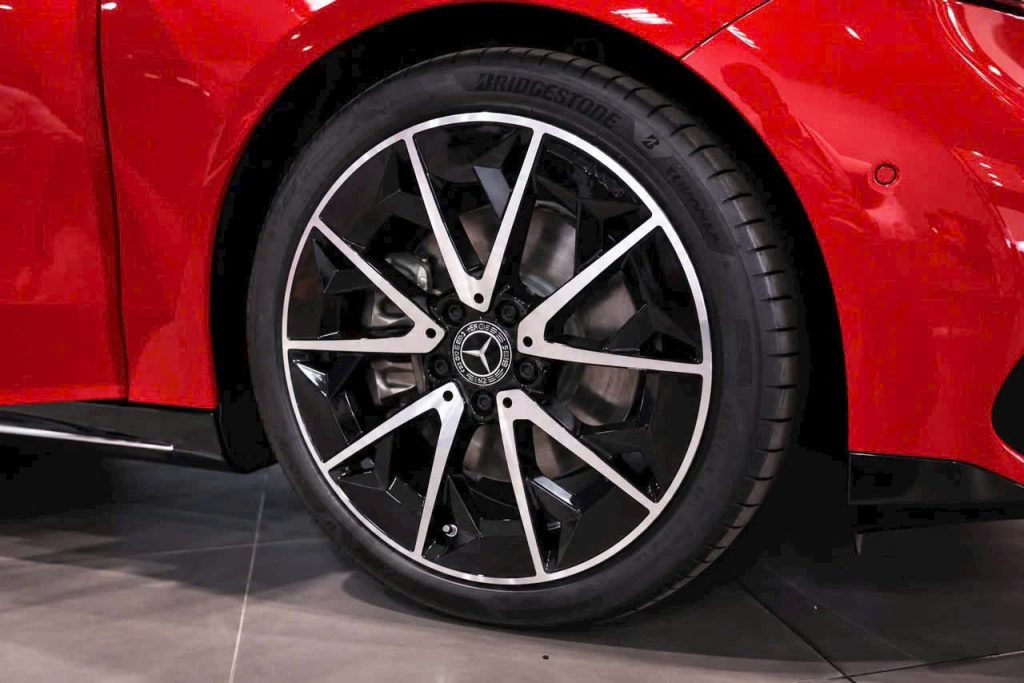 Mâm hợp kim AMG 19 inch trên Mercedes CLA 200 electric