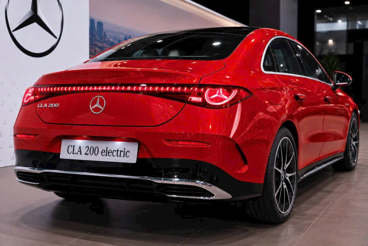 Mercedes CLA 200 electric góc nghiêng phía sau bên trái