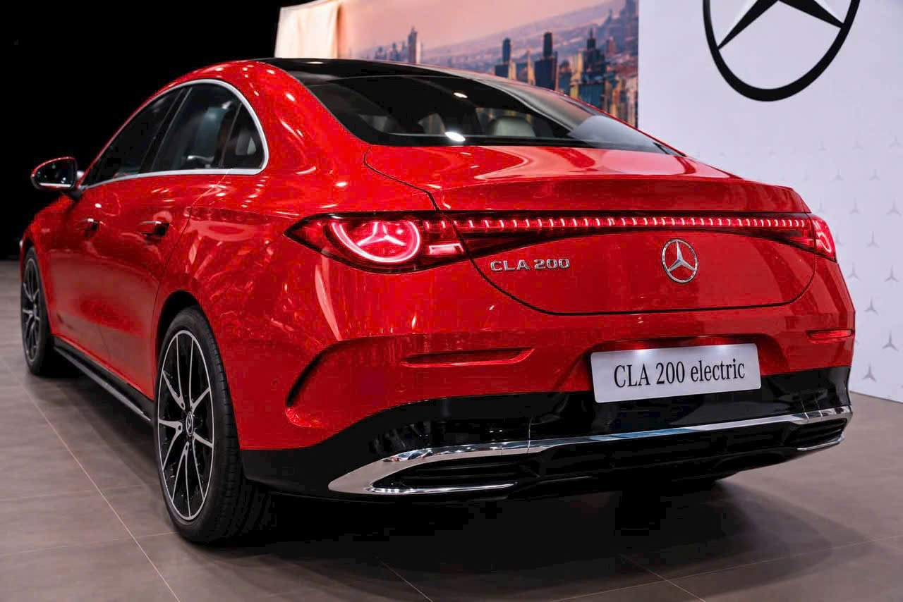 Mercedes CLA 200 electric góc nghiêng phía sau bên phải