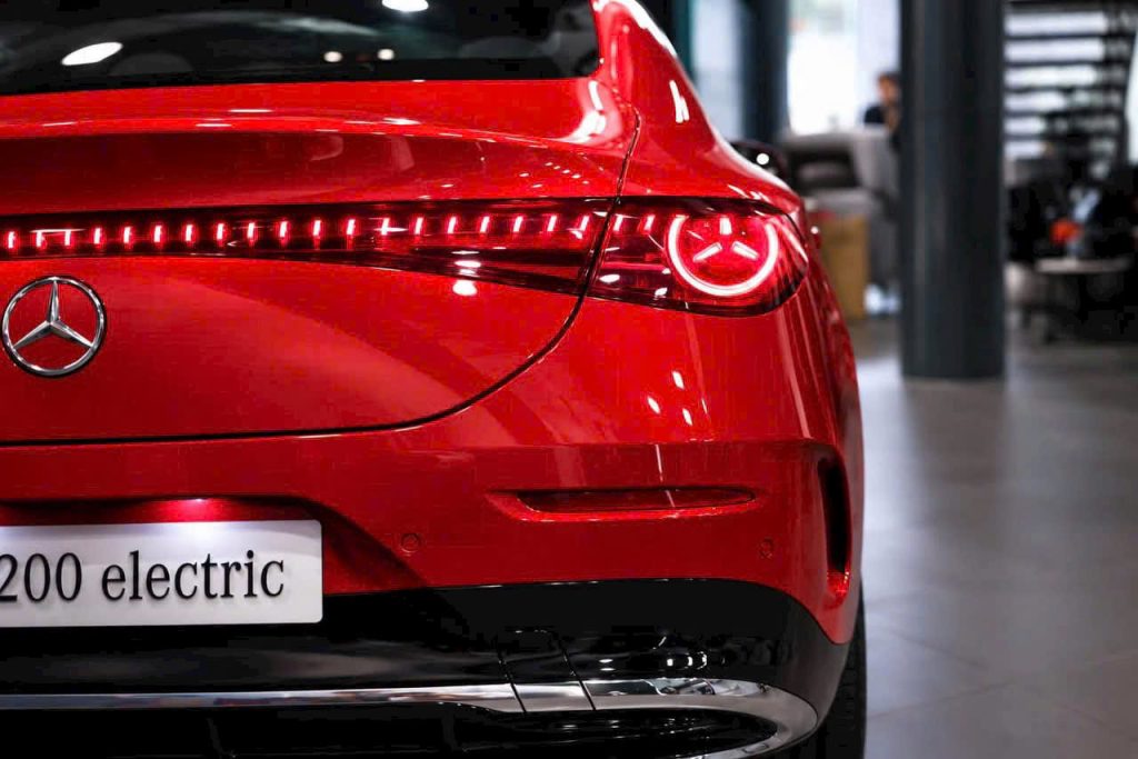 Cận cảnh đèn hậu hình ngôi sao Mercedes CLA 200 electric