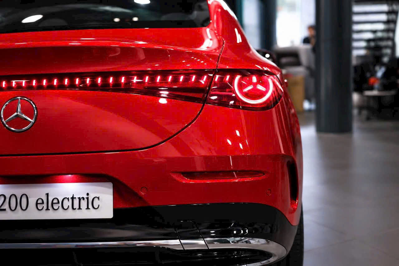 Cận cảnh đèn hậu hình ngôi sao Mercedes CLA 200 electric