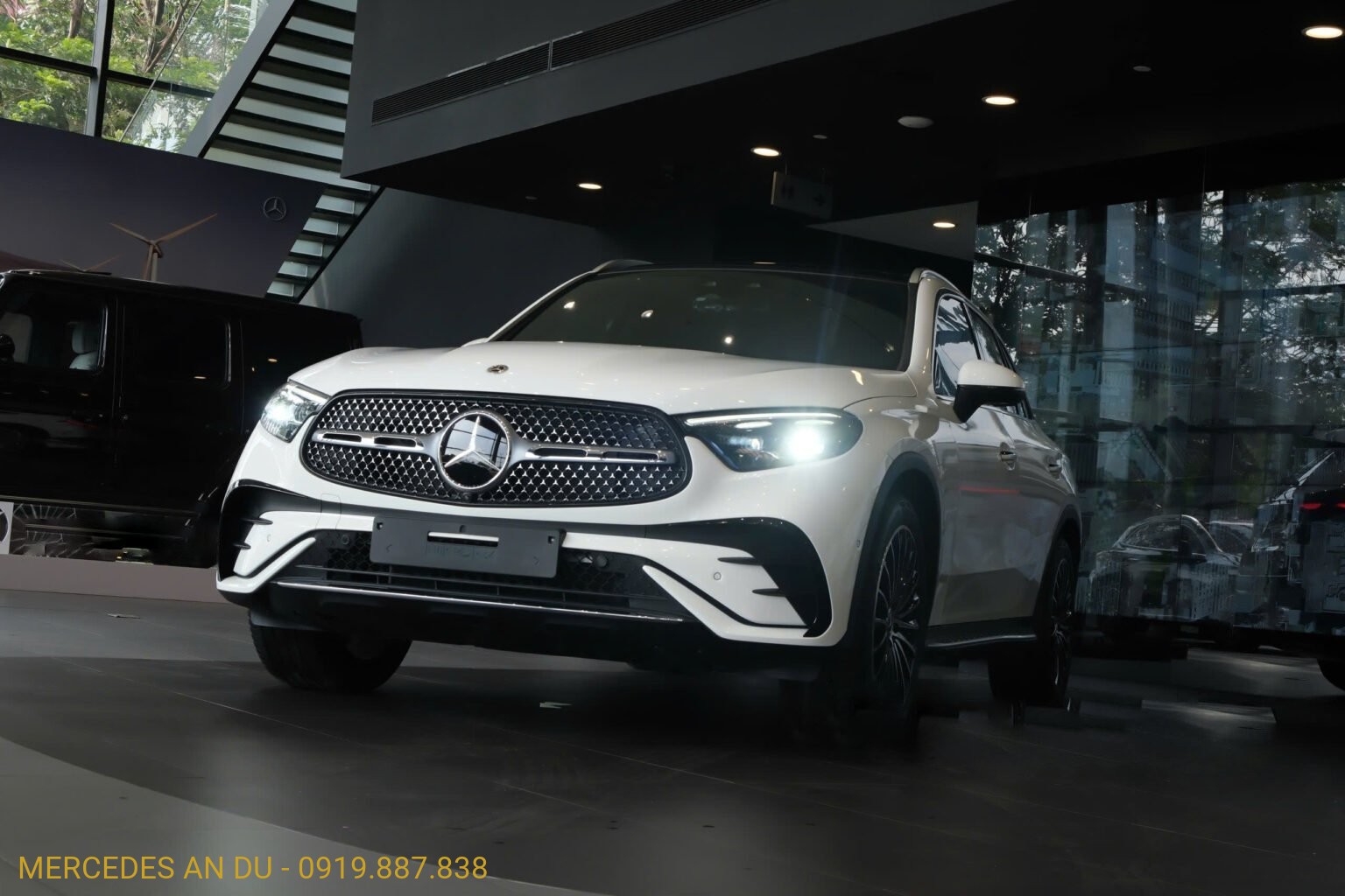 ngoai-that-suv-5-cho-glc300-mau-trang-1536×1024